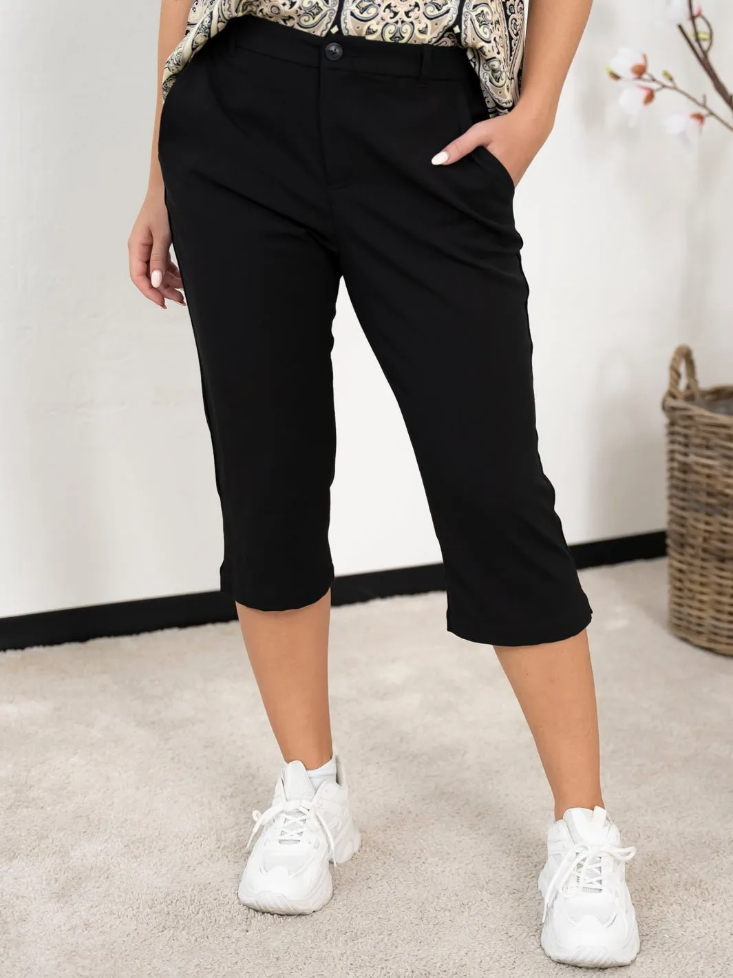 Culture CUvicky black capri pants.